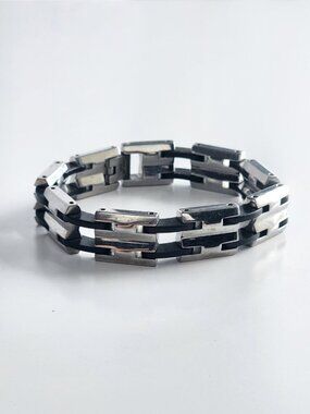 Mechanical rectangular silver and black chain bracelet made of stainless steel